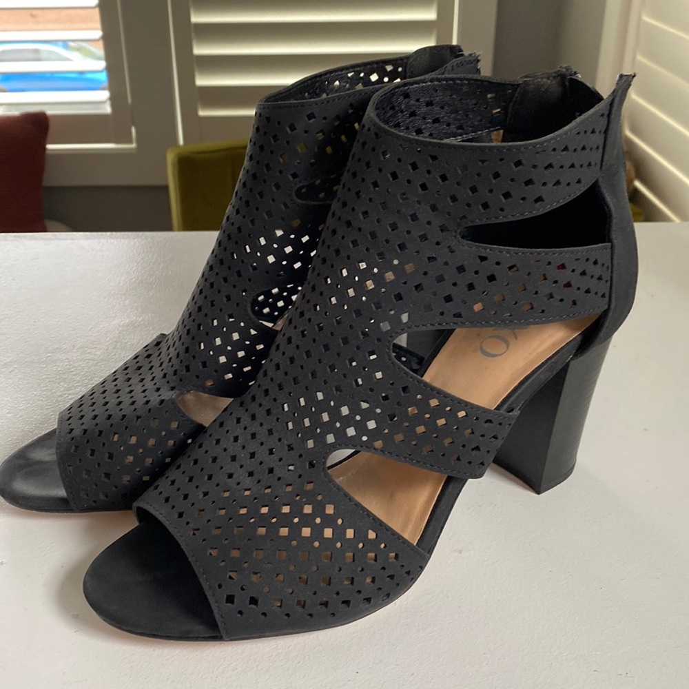 Women’s size 10 Faux Suede Ankle Zip Boots in Black XOXO